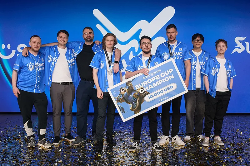 Das Team präsentiert stolz ihre Auszeichnung als EuropaCup_Sieger mit einem Scheck über 10.000 USD auf der Bühne.