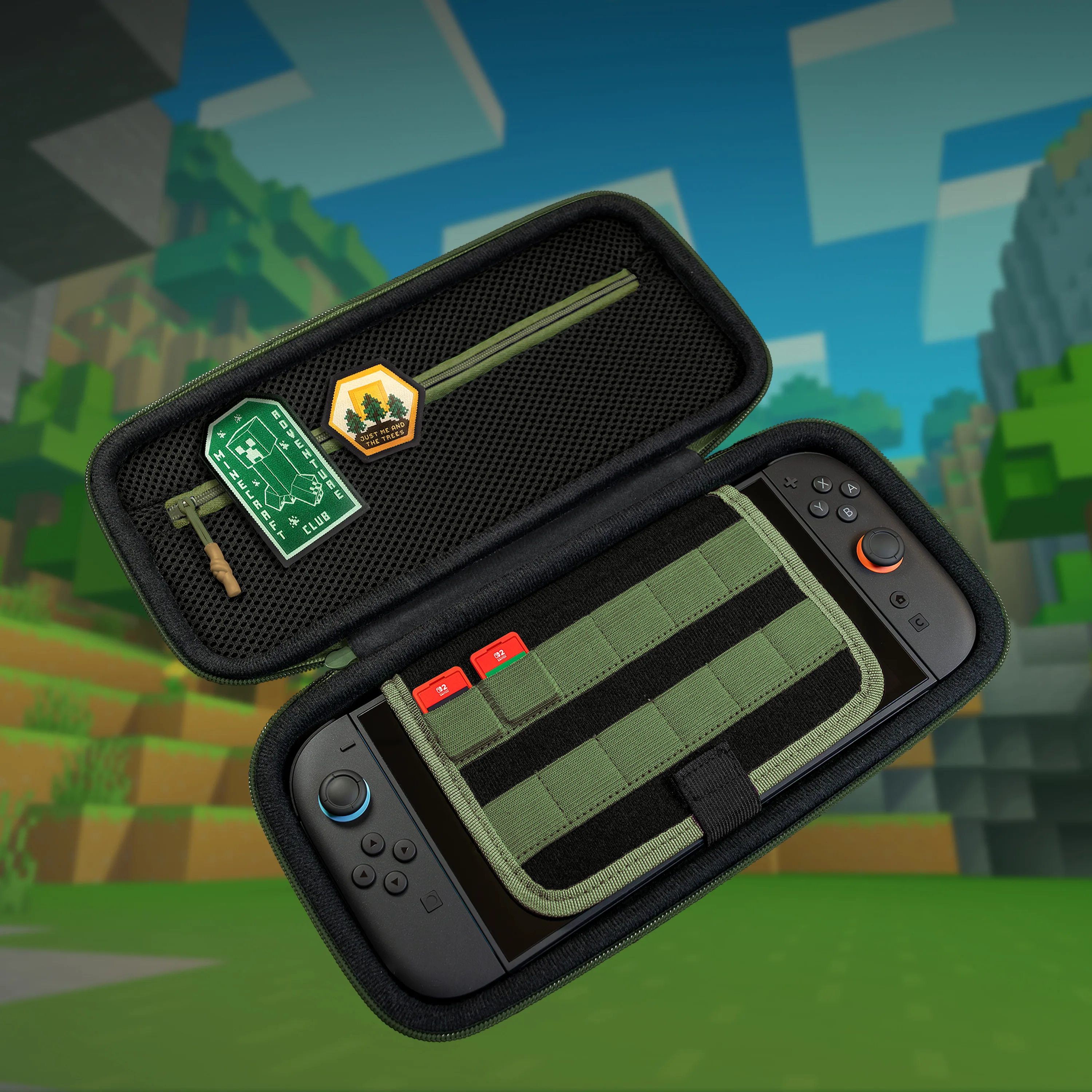 Der TB_NSW2_PlayTrek Reiseetui zeigt eine Konsole mit Zubehör, ideal für Abenteuer im Freien und Gaming-Genuss.