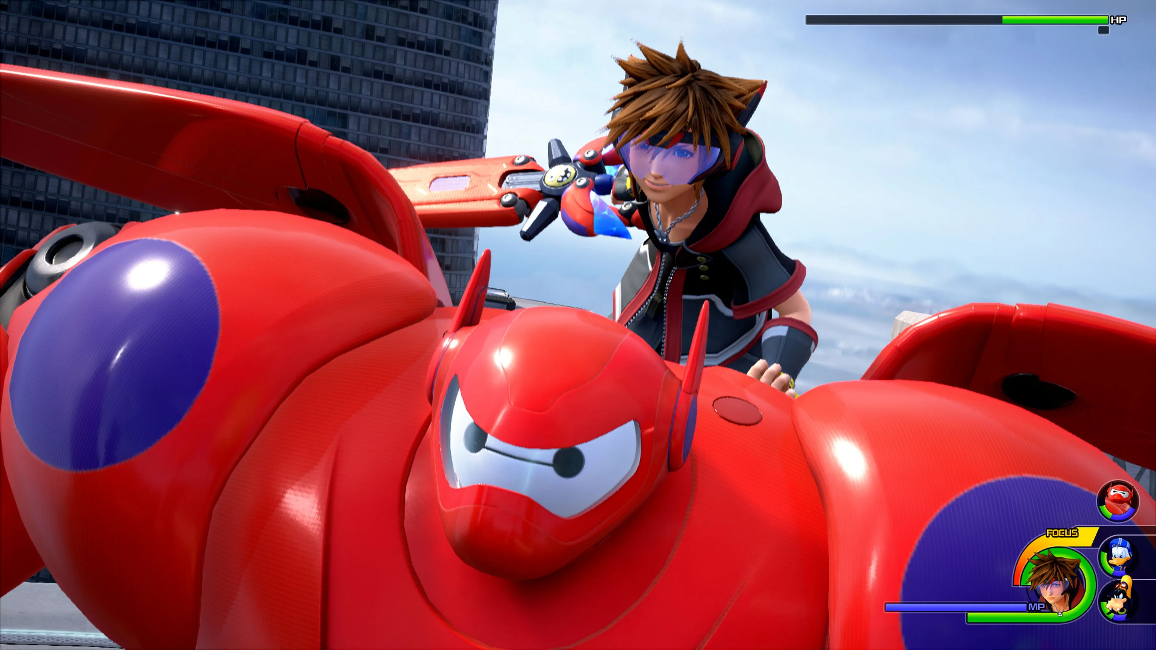 Sora reitet auf Baymax aus der Kingdom Hearts Collection und kämpft gegen feindliche Kreaturen in der Luft.