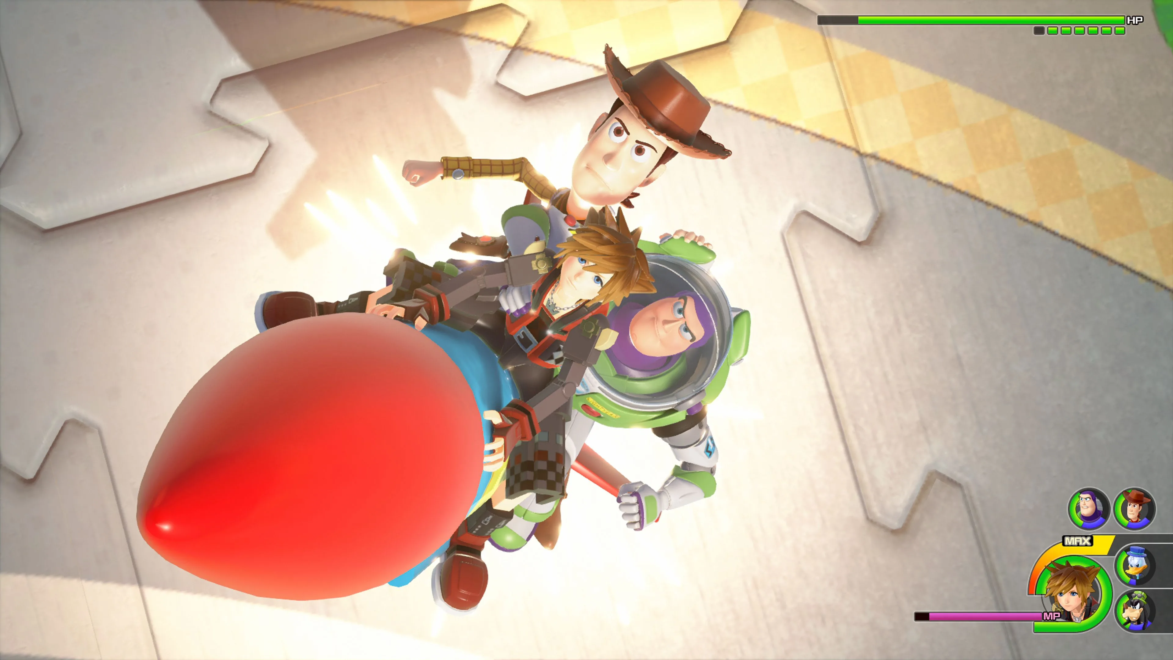 Sora, Woody und Buzz Lightyear fliegen zusammen in der Kingdom-Hearts-Collection durch eine fantasievolle Welt.