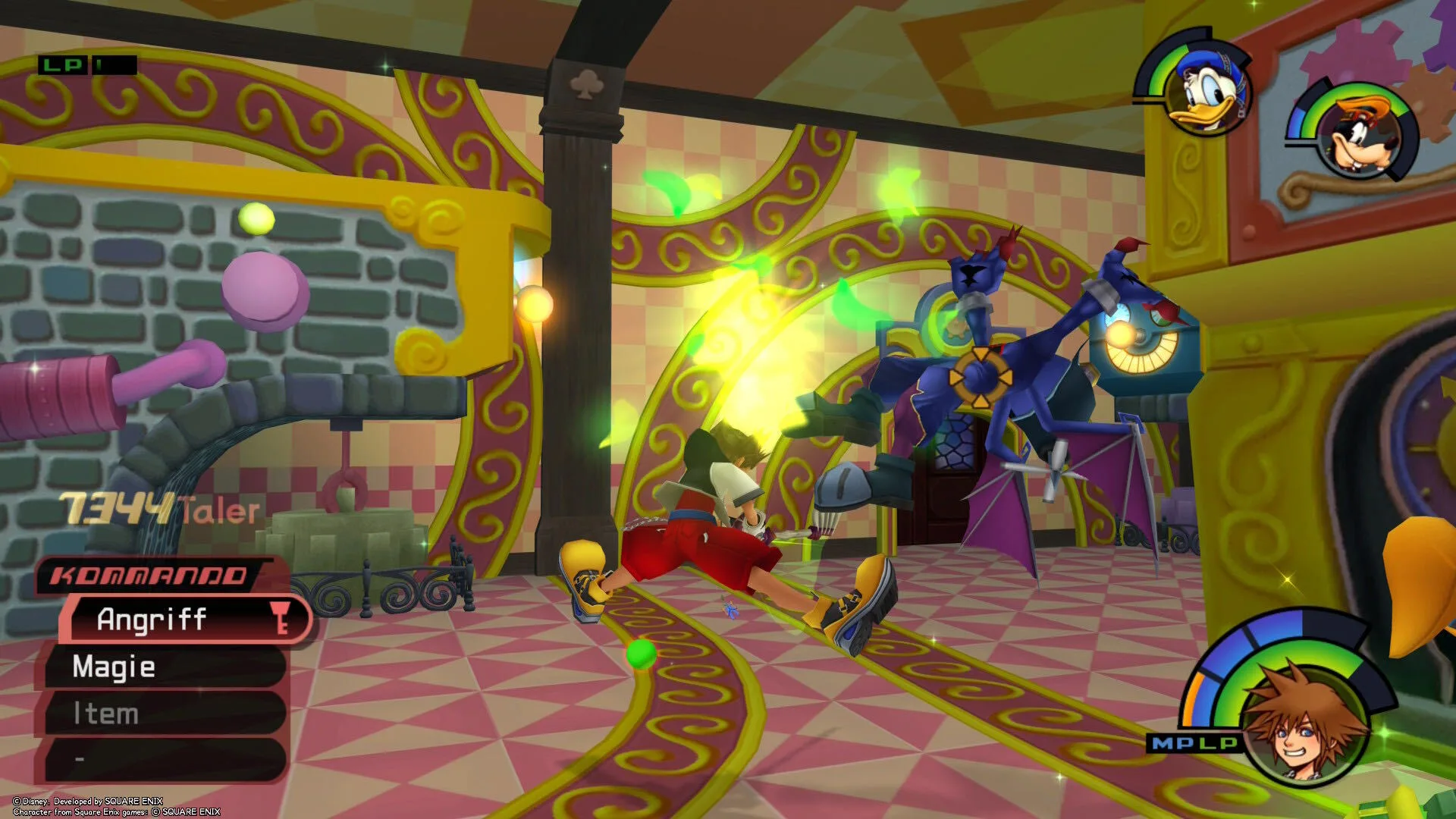 Sora kämpft gegen einen Drachen, während Donald und Goofy ihn in der bunten Welt von Kingdom Hearts unterstützen.